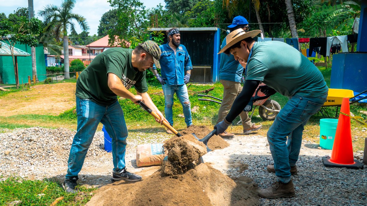 OIM_Mexico's tweet image. 🪵🔥 Cocinar en un fogón puede parecer común, pero también trae riesgos para la salud y el medio ambiente.

Por eso, en el albergue Belén #Tapachula, construimos estufas #Patsari: seguras, ecológicas y prácticas. 🍃

¡Una cocina y tradición empieza aquí!