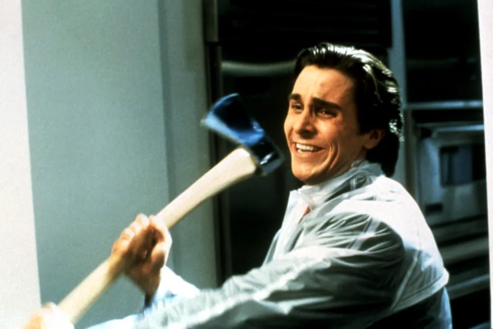 vilsonnsk1's tweet image. باتريك بيتمان – American Psycho
رجل وسيم، غني، مثقف، يعرف أسماء ماركات أكثر من عدد ضحاياه… ومع ذلك، لما تسأله: &quot;وش تبي؟&quot; يرد عليك بابتسامة، ثم يشرح لك غسول وجهه المفضل. عبقريته؟ إنه يعيش انفصام بطريقة لو شرحتها لطبيب… يصير هو المريض.