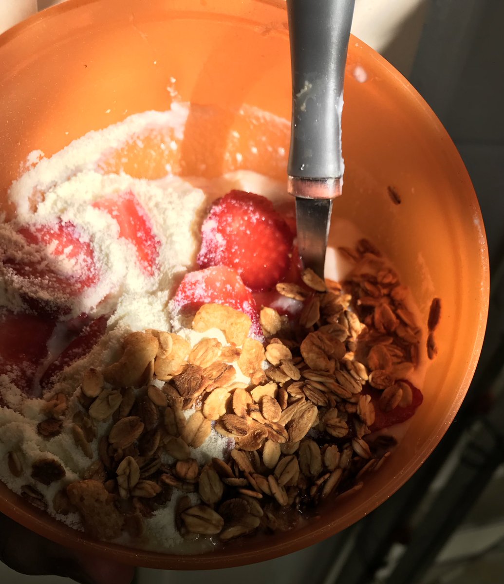 deer0sugar's tweet image. yogurt bowl 🥣🍓