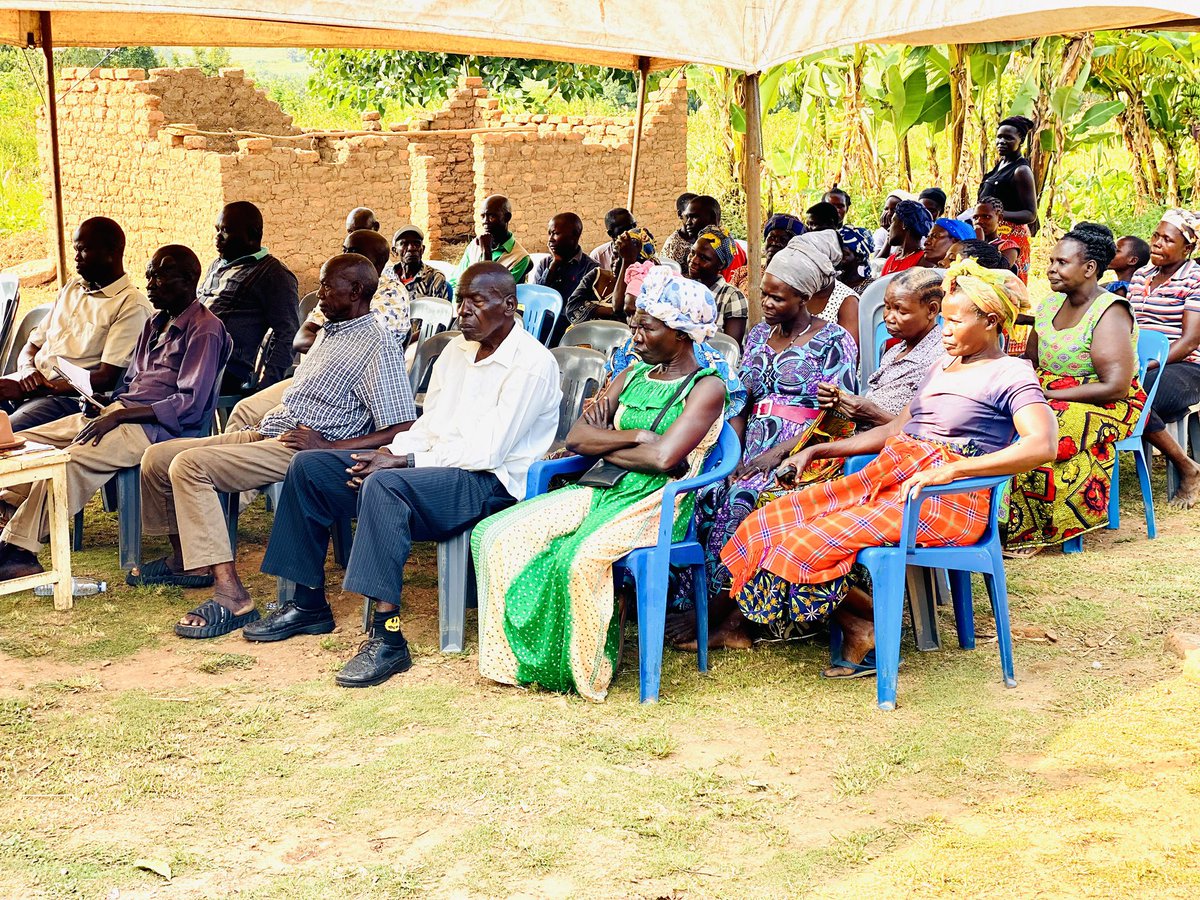 ezi2011's tweet image. While others are still waiting to be facilitated to campaign for @KagutaMuseveni 2026,I’m already on the ground preaching the gospel in Ayivu East.Thank you, the people of Oyufi Cell, Wandi, for standing with Mzee. @NRMOnline @chairtoyota @ChiefMuzzukulu @mkainerugaba @job_matua