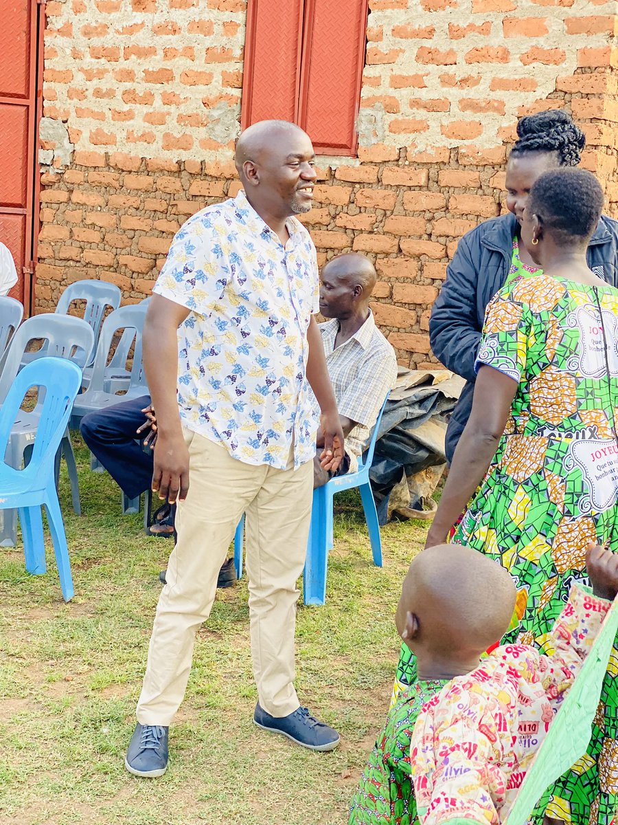 ezi2011's tweet image. While others are still waiting to be facilitated to campaign for @KagutaMuseveni 2026,I’m already on the ground preaching the gospel in Ayivu East.Thank you, the people of Oyufi Cell, Wandi, for standing with Mzee. @NRMOnline @chairtoyota @ChiefMuzzukulu @mkainerugaba @job_matua