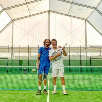 ✳️ Hoy nos vamos a los toros con... Manuel Quijano, cantante del grupo Café Quijano, con gran fama tanto en España como fuera de nuestras fronteras. Le vemos feliz junto  al diestro José Tomás tras un partido de tenis organizado por <a href="/jrdelamorena/">José Ramón de la Morena</a>

#TodosALosToros