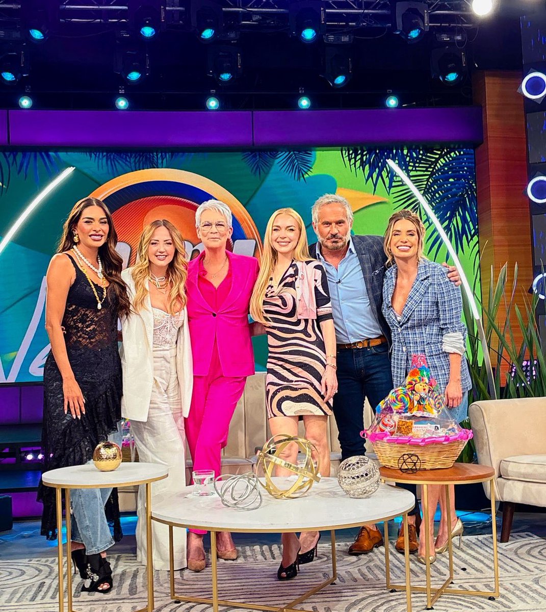 programa_hoy's tweet image. ¡Vivimos un verdadero viernes de locos! Tuvimos un momento icónico con nuestras invitadas de honor @lindsaylohan y Jamie Lee Curtis ¡Gracias por estar con nosotros! #UnViernesDeLocosEnHoy