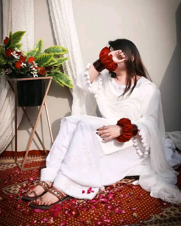 کچھ کھٹکتا تو ہے پہلو میں مرے رہ رہ کر 
اب خــــــدا جـــانــے تری یاد ہے یا دل میرا🙂🫠