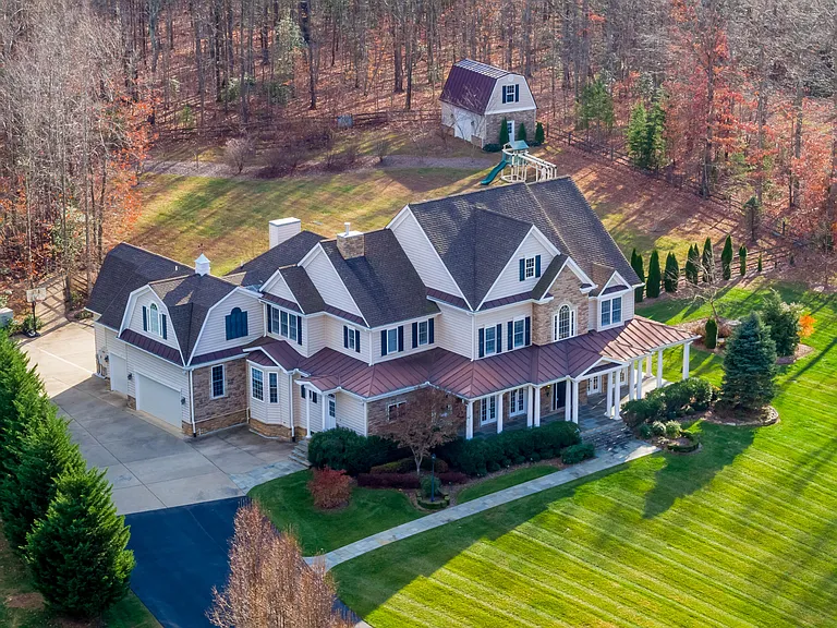NEW: After providing James Comey and John Brennan a second-hand hearsay tip weakly supporting their central allegation that Putin helped Trump win the 2016 election, paid informant Oleg Smolenkov suddenly acquired this 6-bdrm, 8,100 sq ft $1 mil estate on 3 acres in Stafford, Va: