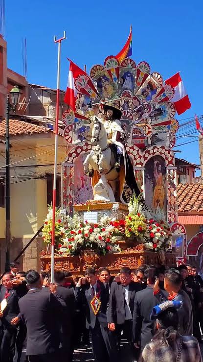 capitanperuano's tweet image. Hoy, fiesta de Santiago Apóstol, sale en procesión Santiago Matamoros en Cusco, capital imperial de los Incas.
¿Sale también en procesión en España, pais de donde es santo patrono, o es muy políticamente incorrecto?