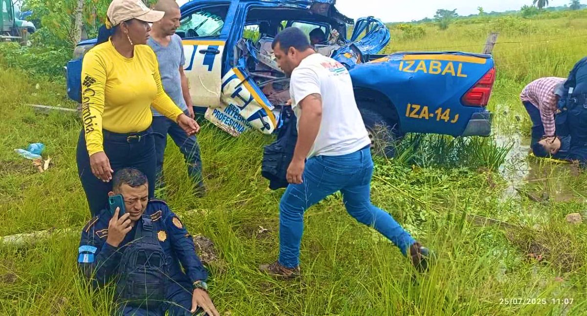 net_gua's tweet image. Agentes de @PNCdeGuatemala de izabal dan varias vueltas en patrulla quedado gravemente heridos a causa del mal estado de las carreteras ‼️
