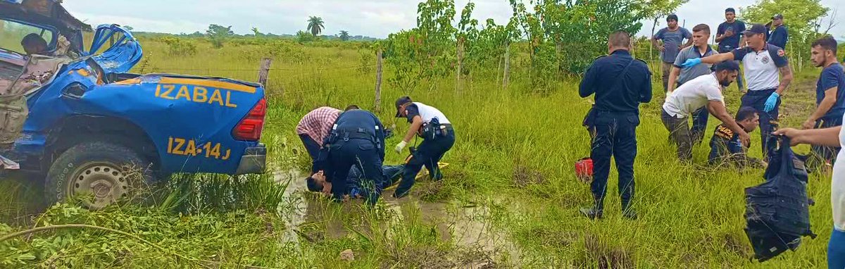 net_gua's tweet image. Agentes de @PNCdeGuatemala de izabal dan varias vueltas en patrulla quedado gravemente heridos a causa del mal estado de las carreteras ‼️