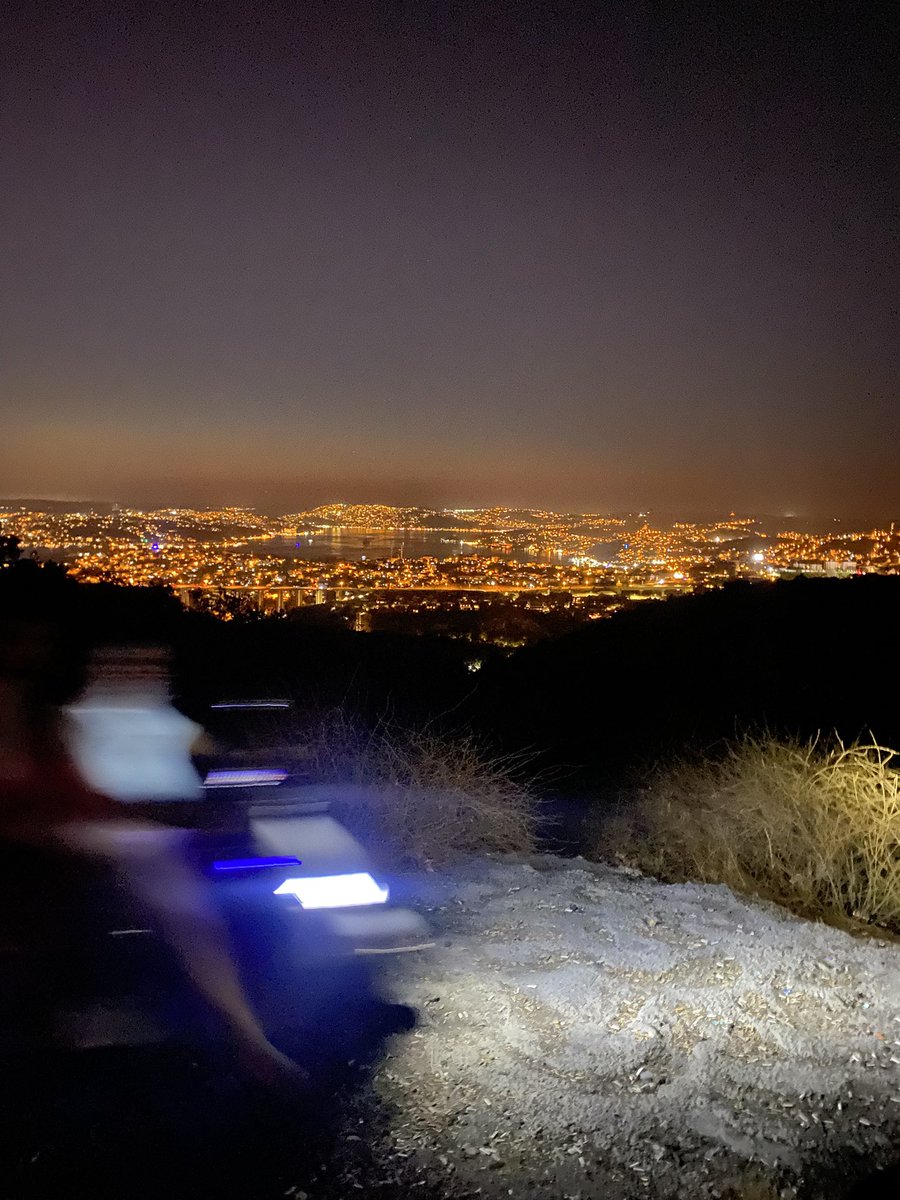 Bugün yanımda her yaştan derdi olan tanımadığım adamlarla istanbulun en iyi manzarasına sahip bir yerdeyim
