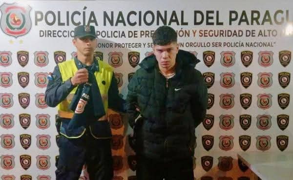 Ahora_Py's tweet image. Cae motochorro que asaltó con pistola de juguete en CDE.
👮🏻♂️ Un joven de 20 años fue detenido tras robar una moto en Ciudad del Este usando una réplica de arma de fuego.
Durante la persecución, perdió el equilibrio y fue capturado por la Policía. Su cómplice logró escapar. La…