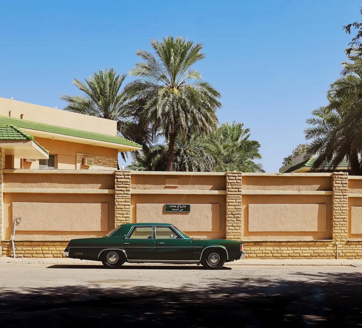 Renoslife's tweet image. لمن اشوف بفتره السبعينات كيف كانت السيارات ملونه ازرق اخضر احمر
وجدي يقولي كانوا يطقمون لون السياره مع لون البيت اقول من الكئيب الي حدد البيج لون البيت والاسود و الأبيض بس الوان السيارة