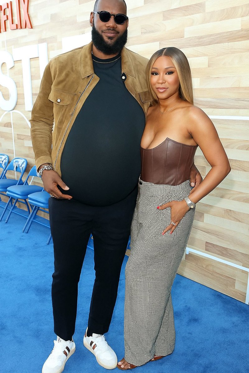 ArabianTrxnch3r's tweet image. Savannah has been nothing but supportive of Lebrons pregnancy
#Lepregnant