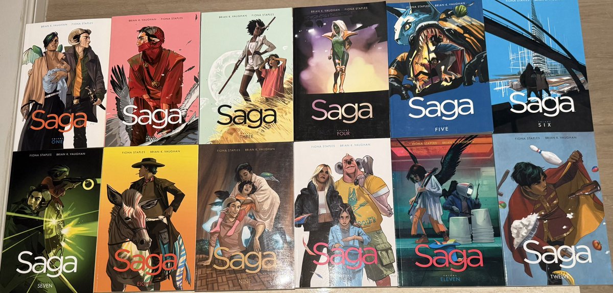 nullbyt4's tweet image. مراجعة كوميك Saga (جميع المجلدات حتى الآن 1-12 –- بدون حرق)

تقييمي المتوسط لجميع المجلدات: ⭐️4.27
تقييم Goodreads المتوسط: ⭐️4.38
الكاتب: Brian K. Vaughan
الرسامة: Fiona Staples

أسوأ المجلدات: 11، 12
أفضل المجلدات: 4، 5

البداية كانت تجربة جديدة بالكامل. كل مجلد علّمني أكثر عن…