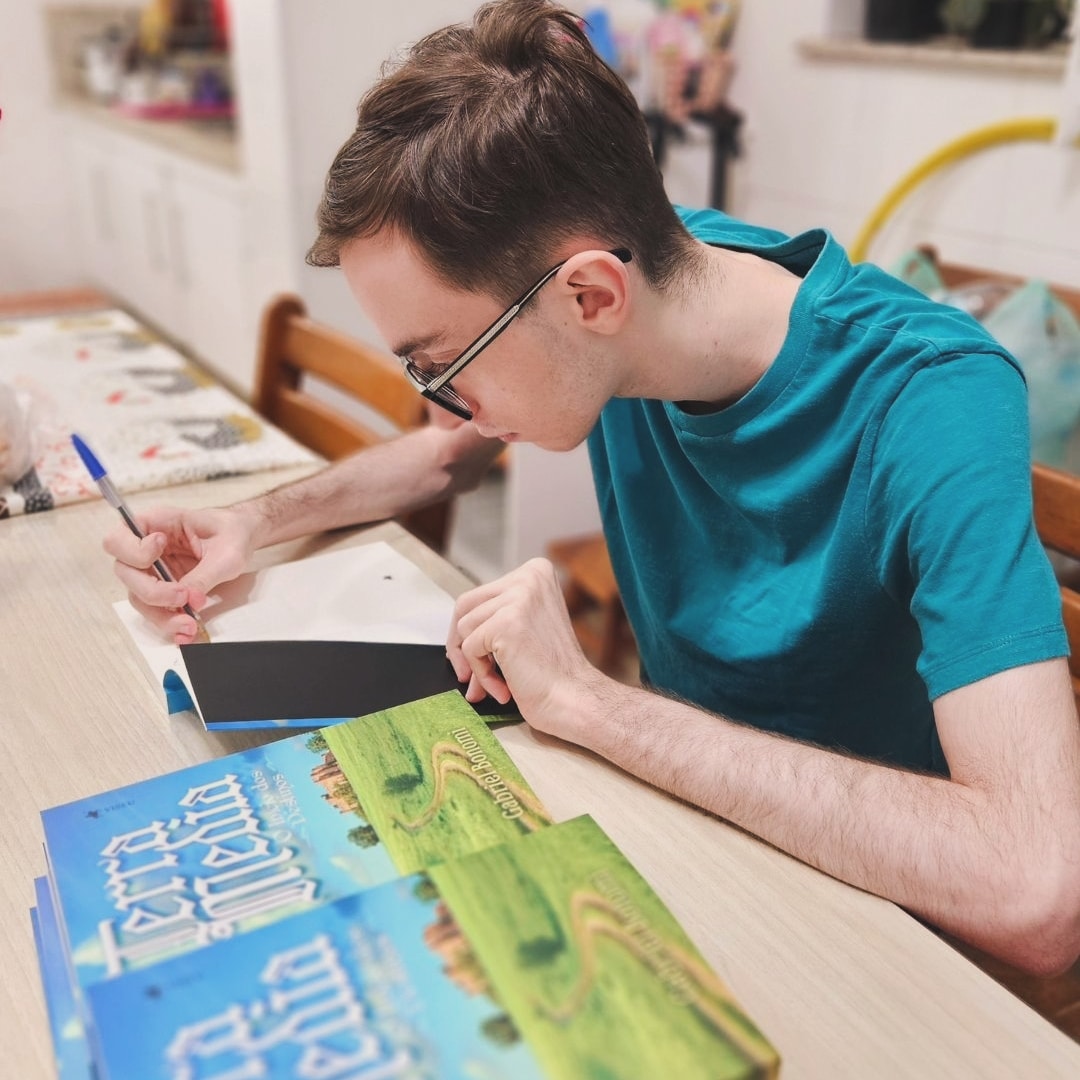 GBonomi_SP's tweet image. 25 de julho — Dia do Escritor!
Meu maior orgulho é ter realizado o sonho de publicar um livro, algo que há muitos anos era a minha maior meta de vida.
Terra Media foi o primeiro de vários outros que virão. Aliás, o segundo livro deve ser finalizado em breve!
Viva a literatura!
