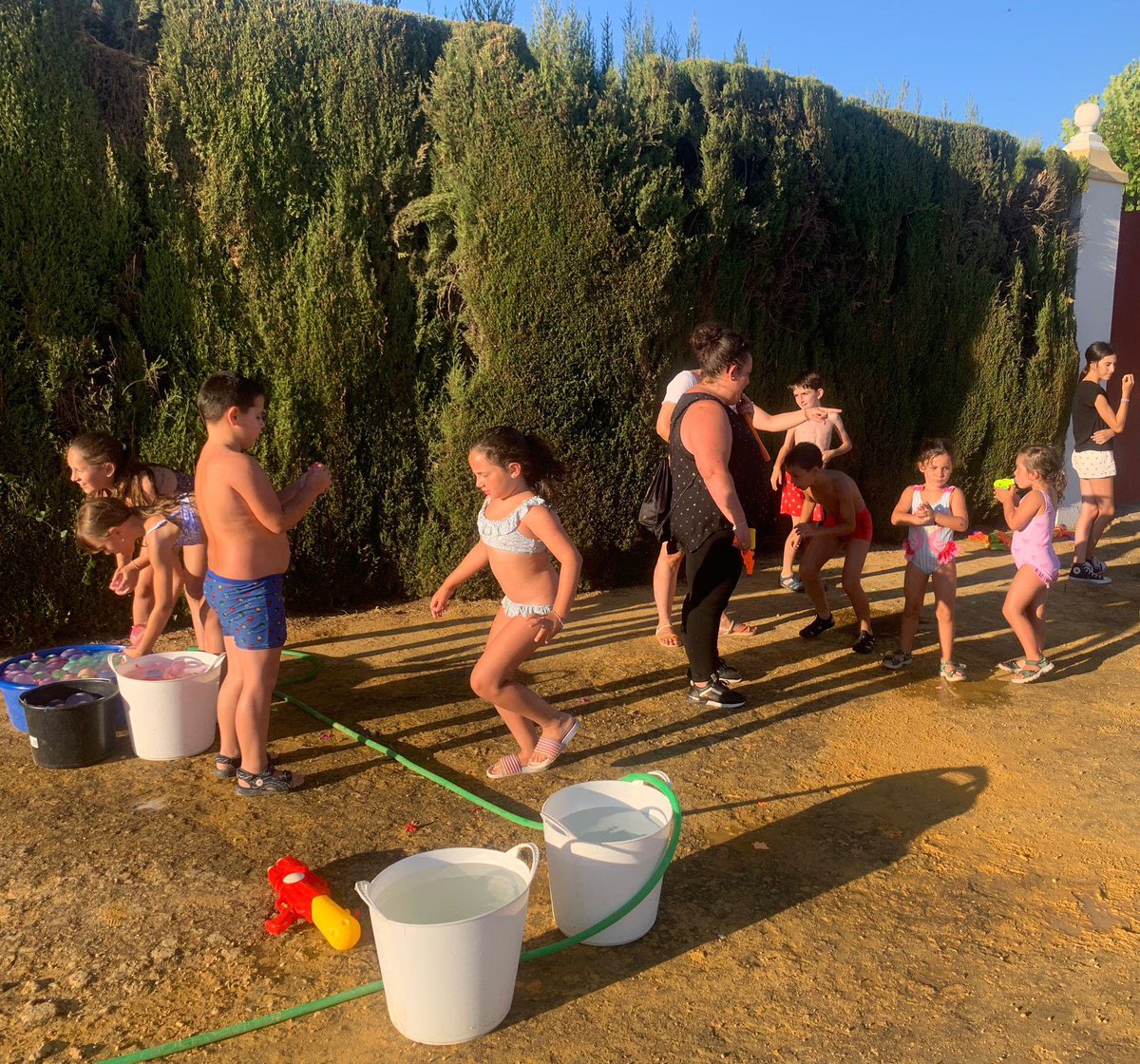 𝐅𝐈𝐄𝐒𝐓𝐀 𝐃𝐄𝐋 𝐀𝐆𝐔𝐀 𝐄𝐍 𝐍𝐔𝐄𝐒𝐓𝐑𝐀 𝐇𝐄𝐑𝐌𝐀𝐍𝐃𝐀𝐃 
El pasado viernes, nuestro terreno se llenó de risas y alegría.
Celebramos una estupenda fiesta del agua para nuestros niños y niñas, que disfrutaron a lo grande con distintos juegos y actividades