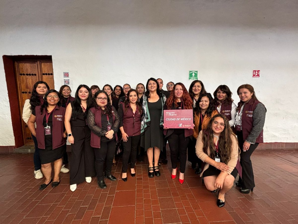 SeMujeresCDMX's tweet image. 💜 Acompañamos a la Presidenta @Claudiashein
en un hecho histórico: la experiencia de Abogadas de las Mujeres se expande a todo el país. Más de 800 acompañarán el acceso a la justicia para mujeres. En CDMX sumamos 5 más a las 140 ya en funciones.
¡La transformación es feminista!