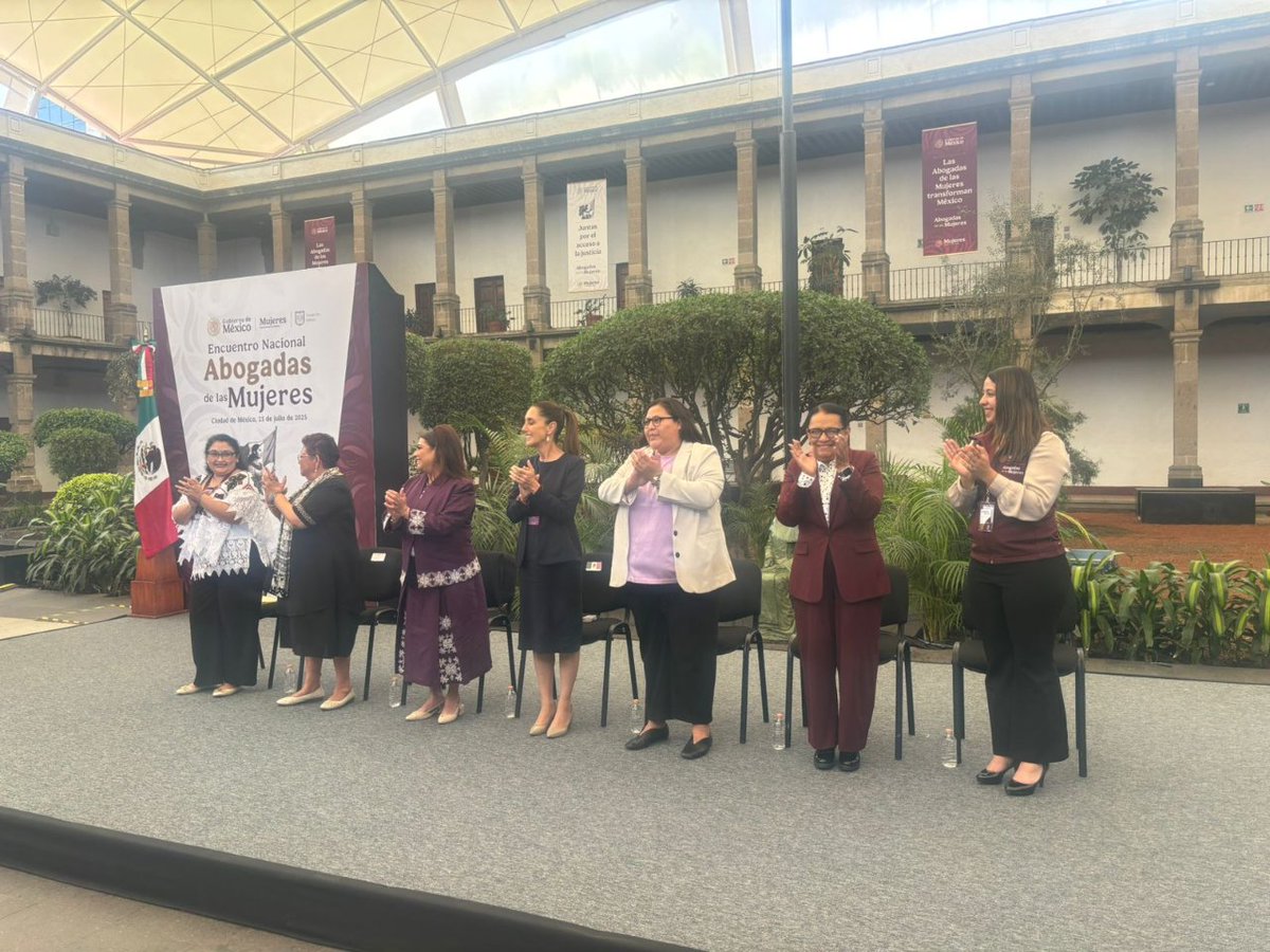 SeMujeresCDMX's tweet image. 💜 Acompañamos a la Presidenta @Claudiashein
en un hecho histórico: la experiencia de Abogadas de las Mujeres se expande a todo el país. Más de 800 acompañarán el acceso a la justicia para mujeres. En CDMX sumamos 5 más a las 140 ya en funciones.
¡La transformación es feminista!