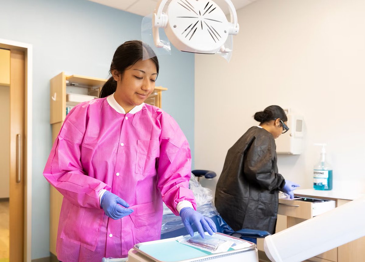 UofILSystem's tweet image. The Mile Square Health Center Dental Assistant Certification Program offers students in Chicago an affordable path to a career in dentistry.
🔴 Jocelyn Santiago and others share their success stories.
Learn more:
today.uic.edu/affordable-cer…