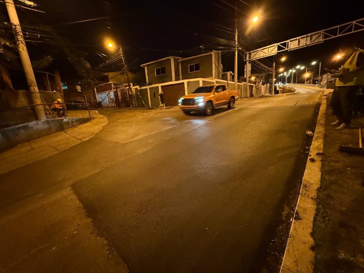 JorgeAldanaB's tweet image. ¡Con trabajo nocturno, avanza el desarrollo de la capital!🚧🌙👷🏻♂️⚒️
Ayer por la noche, continuamos con la intervención de las calles y bulevares de la ciudad, transformando el viejo asfalto en vías dignas y de calidad para las y los conductores capitalinos.✨🛣️
📍Blv. Santa…