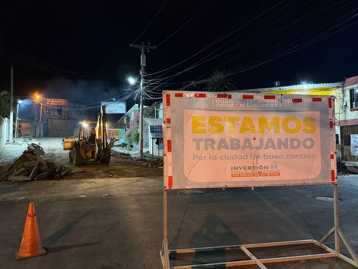 JorgeAldanaB's tweet image. ¡Con trabajo nocturno, avanza el desarrollo de la capital!🚧🌙👷🏻♂️⚒️
Ayer por la noche, continuamos con la intervención de las calles y bulevares de la ciudad, transformando el viejo asfalto en vías dignas y de calidad para las y los conductores capitalinos.✨🛣️
📍Blv. Santa…