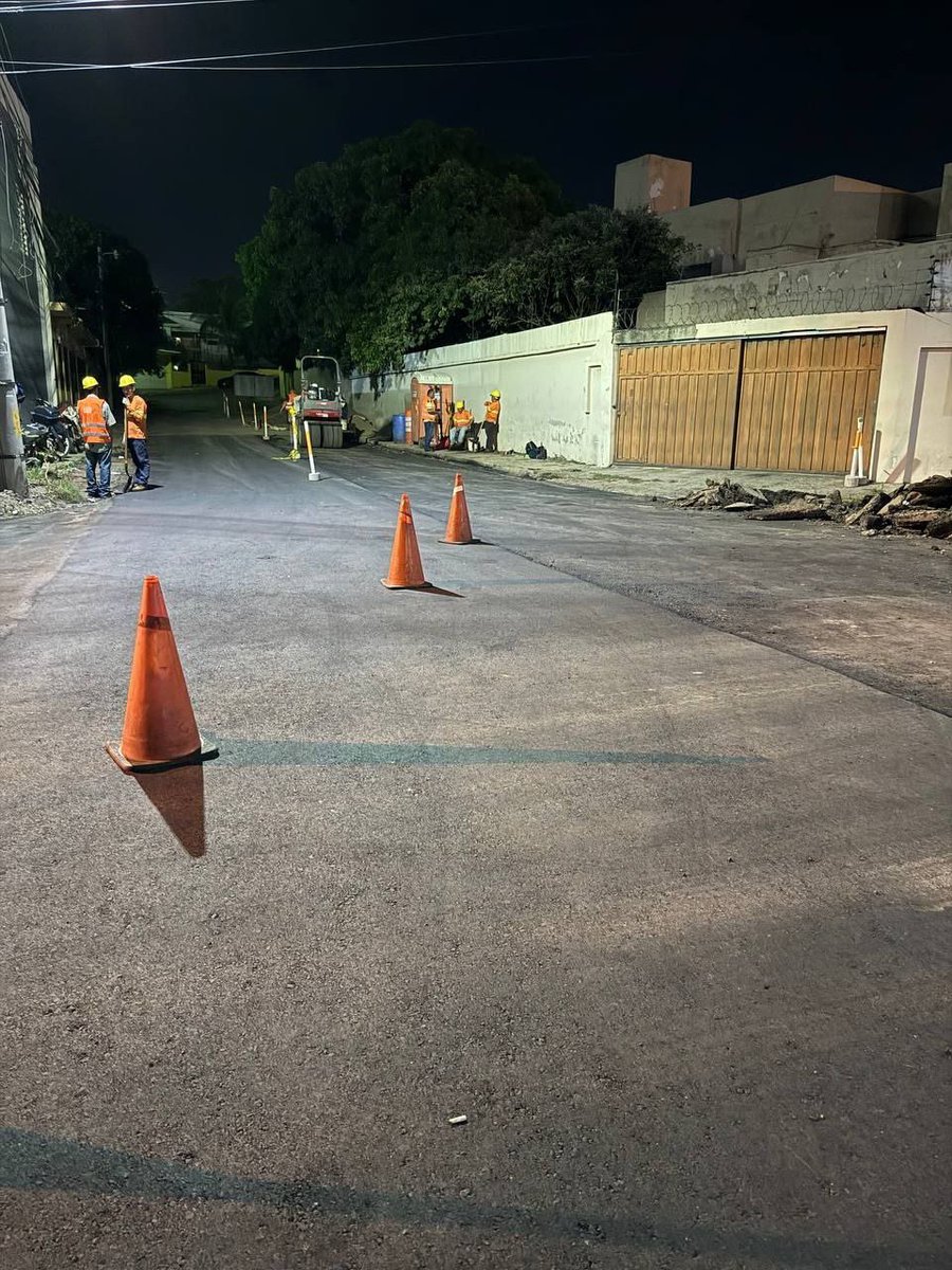 JorgeAldanaB's tweet image. ¡Con trabajo nocturno, avanza el desarrollo de la capital!🚧🌙👷🏻♂️⚒️
Ayer por la noche, continuamos con la intervención de las calles y bulevares de la ciudad, transformando el viejo asfalto en vías dignas y de calidad para las y los conductores capitalinos.✨🛣️
📍Blv. Santa…