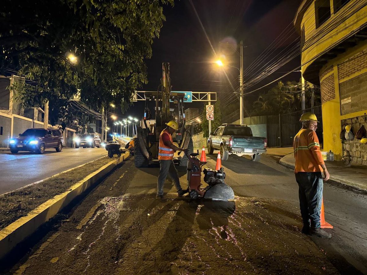 JorgeAldanaB's tweet image. ¡Con trabajo nocturno, avanza el desarrollo de la capital!🚧🌙👷🏻♂️⚒️
Ayer por la noche, continuamos con la intervención de las calles y bulevares de la ciudad, transformando el viejo asfalto en vías dignas y de calidad para las y los conductores capitalinos.✨🛣️
📍Blv. Santa…