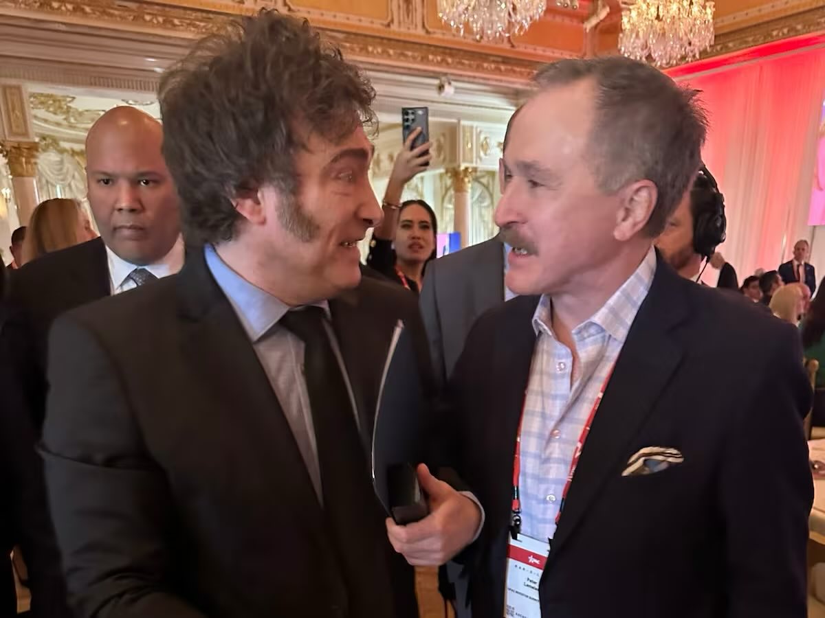 Siempre LÁMELAS mismas botas. Ahora se entiende por qué el gobierno nacional desfinancia a las provincias. Otra vez, buscan someter a la Patria con la injerencia de EEUU en la vida democrática latinoamericana. Nuestra soberanía y nuestra dignidad nos obligan a enfrentarlos.