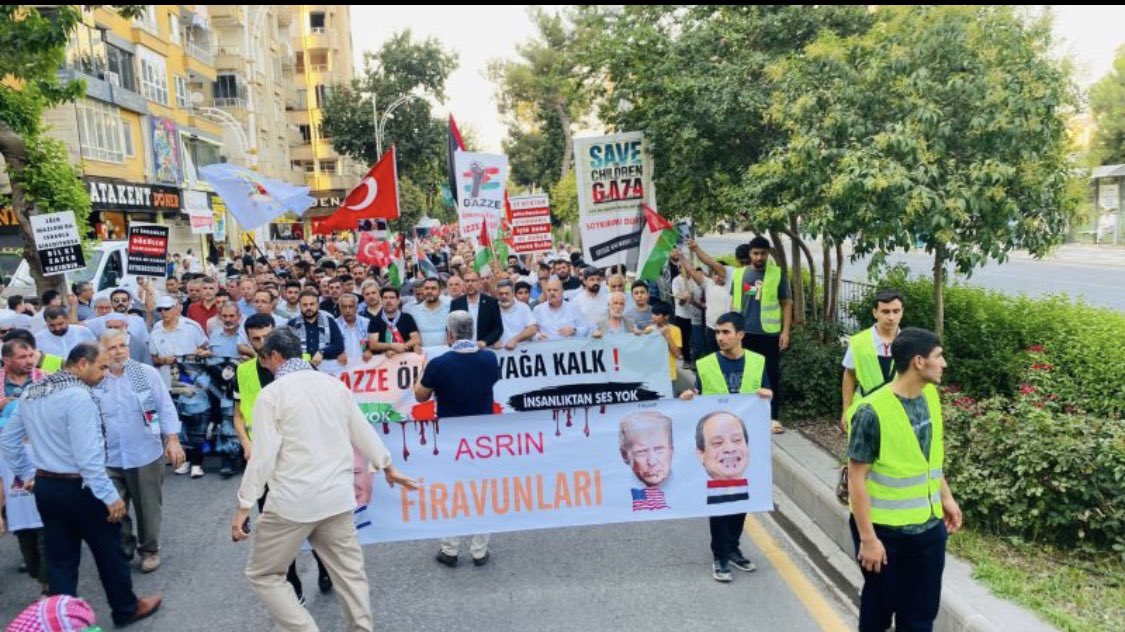 sanliurfaolay's tweet photo. Şanlıurfa Gazze İçin Yürüdü: “Gazze Ölüyor, Ayağa Kalk!” https://t.co/bjuZhajti7

#SONDAKİK #AntalyaYanıyor  #izmiryanıyor  #ormanyangını 
#EKONOMİ #Silah  #AllahAllah #FileninSultanlar  #AdnanİçinSesVer #Kilima #Bülentersoy #Fransa https://t.co/IcmOuBG5I3
