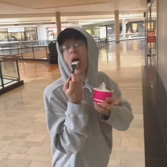 shakethisice's tweet image. where did she put her smoothie
