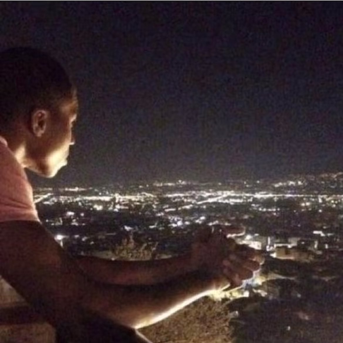 am i the only one who didnt know giannis  is the guy in this photo 😭😭