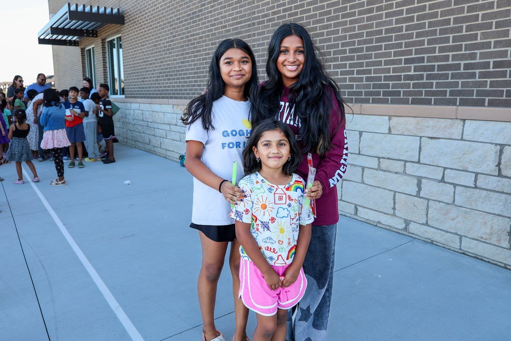 ProsperISD's tweet image. The first day of school is almost here, but Smothermon Elementary students got a sweet sneak peek last night! ππ¦ Families gathered for Popsicles at the Playground, where Storytellers explored their new playground and made friends before the big day! ππ«