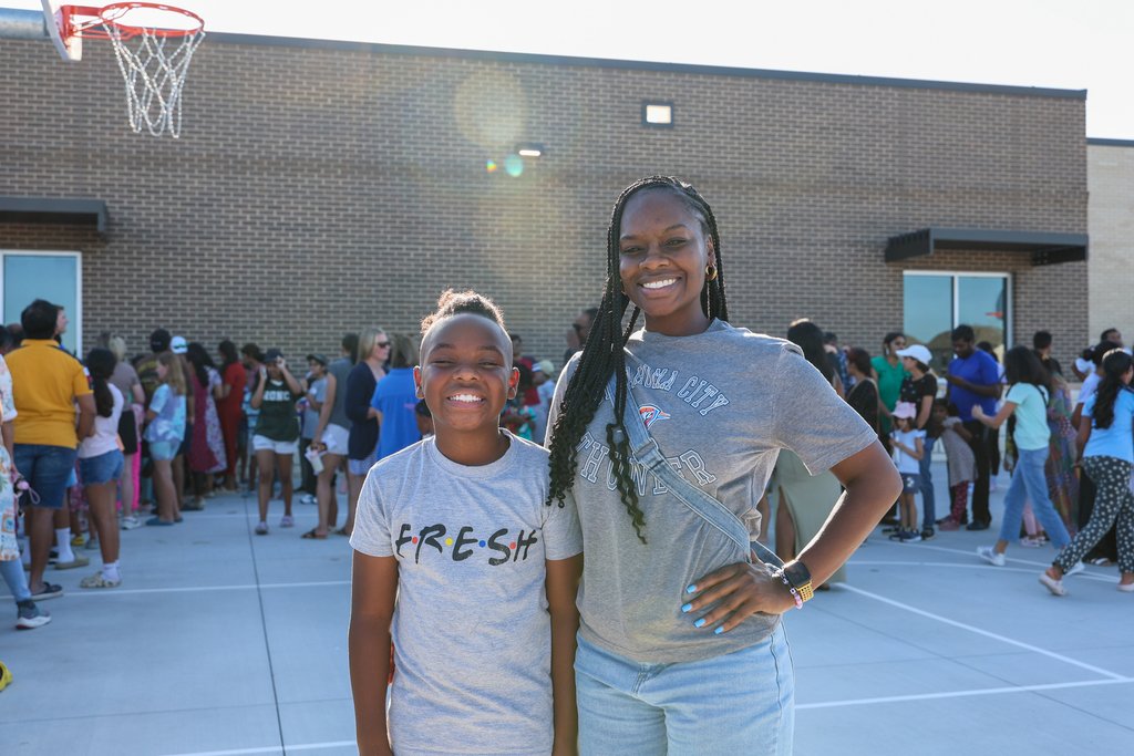 ProsperISD's tweet image. The first day of school is almost here, but Smothermon Elementary students got a sweet sneak peek last night! ππ¦ Families gathered for Popsicles at the Playground, where Storytellers explored their new playground and made friends before the big day! ππ«