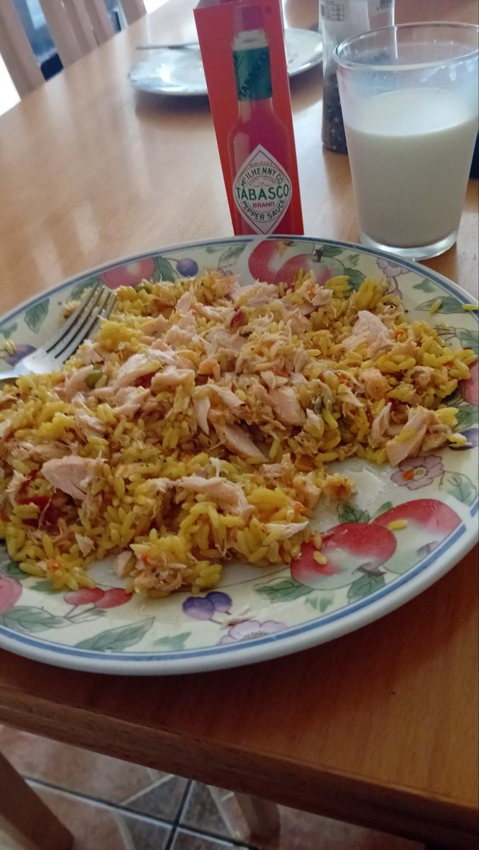 Witness2Hope's tweet image. Veggie rice with shredded salmon and a splash of Tabasco & a glass of cold banners 👌😍down the hatch