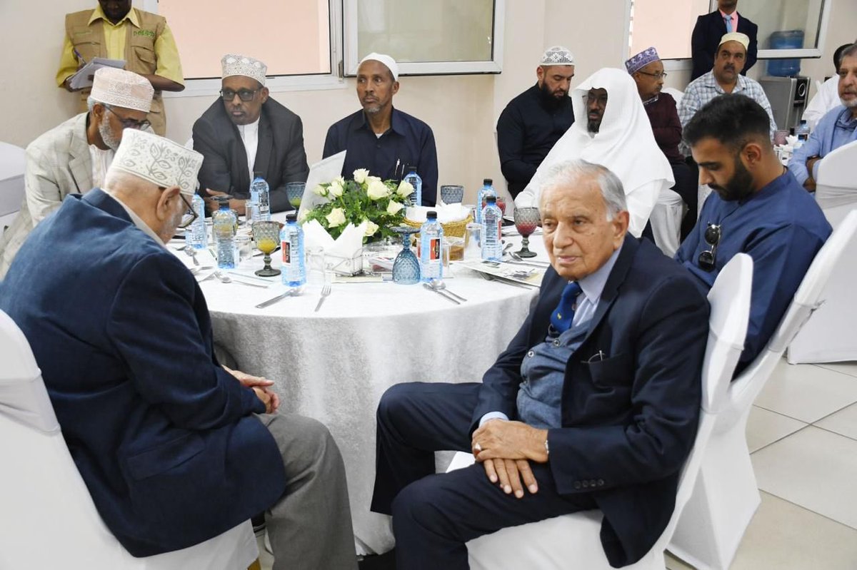 HonAdenDuale's tweet image. Joined fellow Muslim faithful at Jamia Mosque, Nairobi, for Jumuah prayers, where we were honoured to welcome His Highness Tuanku Syed Faizuddin Putra ibni Tuanku Syed Sirajuddin Jamalullail, the Crown Prince of Perlis, Malaysia, accompanied by his distinguished delegation.…