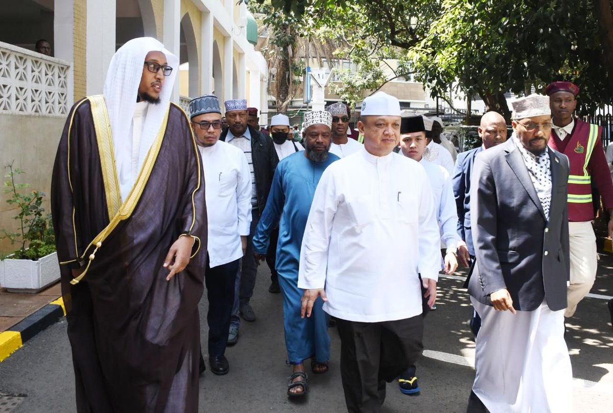 HonAdenDuale's tweet image. Joined fellow Muslim faithful at Jamia Mosque, Nairobi, for Jumuah prayers, where we were honoured to welcome His Highness Tuanku Syed Faizuddin Putra ibni Tuanku Syed Sirajuddin Jamalullail, the Crown Prince of Perlis, Malaysia, accompanied by his distinguished delegation.…