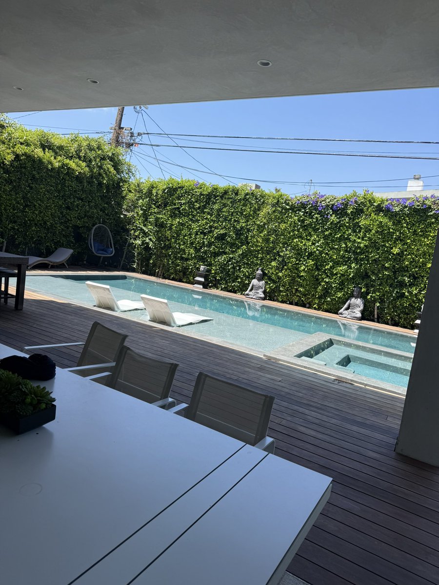 EB7's tweet image. Hello LA and home for the next 2 days
working on splat in this beautiful weather hits different