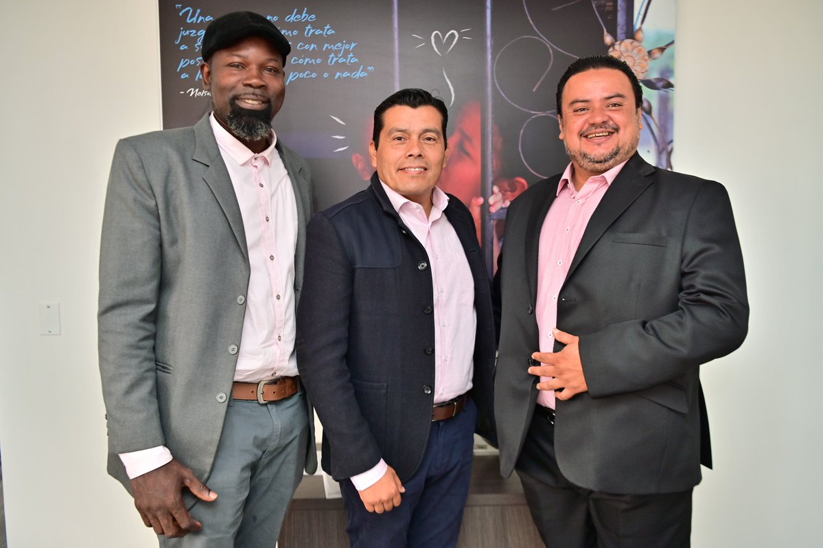 ProsperidadCol's tweet image. El dir @mao_rodriguez1 se reunió con Bladimir Tovar, líder comunitario de Tame, Arauca y Fabio Carrillo, líder de la Asociatividad para la Paz 🕊️
para avanzar en la construcción de paz a través de la colaboración y la solidaridad entre diferentes actores sociales y comunitarios.