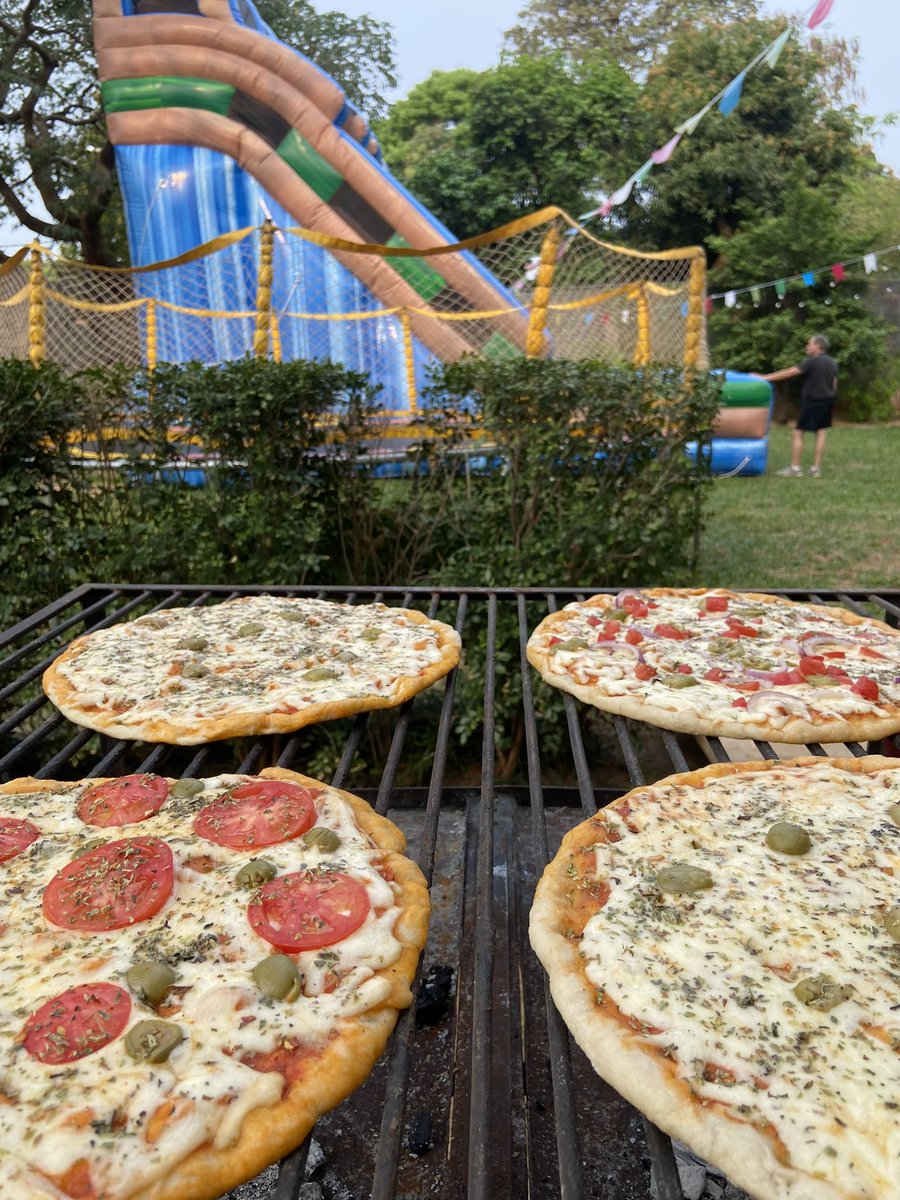 patty_villalbar's tweet image. Amigos qué tal?
Hace mucho no los molesto; pero la necesidad obliga
Tenemos muchísimas ganas de trabajar
Hacemos Servicio de Catering para todo tipo de eventos 
Pizzas 100% caseras a la Parrilla 🍕
0981 122482 📲
LES PIDO DE TODO CORAZÓN QUE COMPARTAN 🙏🏼❤️