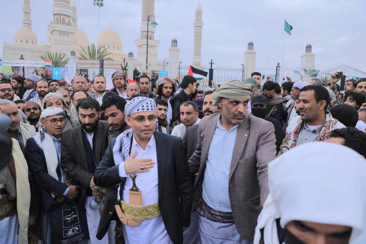 حشود مليونية ومن بينها يتواجد رئيس الدولة وفي ظل وضع أمني صعب. 
والله هذه ماشفناها من قبل ولن نراه من بعد.. لا في اليمن ولافي غيرة. 
لكن غزة تستحق.. 
عظيم يايمن.. شكرا فخامة الرئيس المقاوم مهدي المشاط. 
#ميدان_السبعين_يجمعنا 
#اليمن_مع_غزة_حتى_النصر