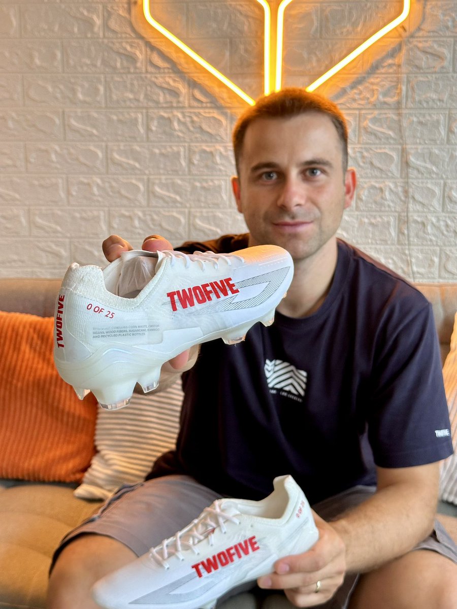 𝙎𝙊𝙆𝙄𝙏𝙊 &amp; 𝙏𝙒𝙊𝙁𝙄𝙑𝙀 👟

Estaba harto de escucharos pedirme botas…así que busqué a los mejores y me asocié con ellos!

Para celebrar que a partir de ahora distribuiremos sus botas en España y en Sudamérica,hemos hecho esta colaboración 🔝 <a href="/TwoFiveGloves/">TwoFive</a> <a href="/officialsokito/">Sokito</a>