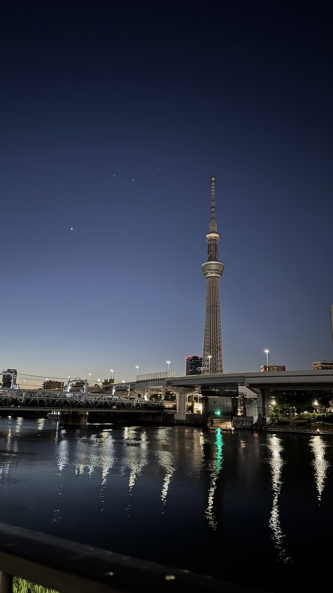ultra19662012's tweet image. 隅田川きれい、今夜の花火大会のためのテントが川沿いにいっぱい並んでるのにひとけがないのが不思議