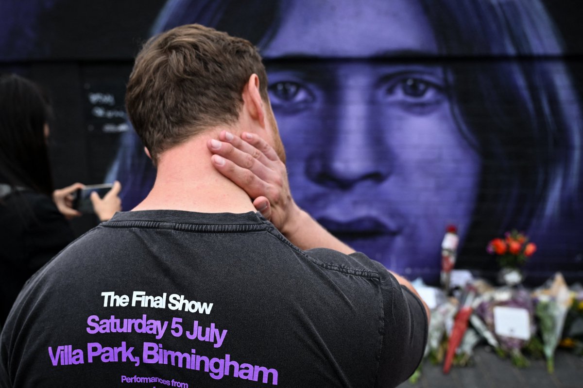TheAFDPodcast's tweet image. Fans from around the world joined together in Birmingham for Ozzy's farewell concert. A mere 17 days later, we gathered again to mourn his loss. 🦇💔
(Pics via Getty)