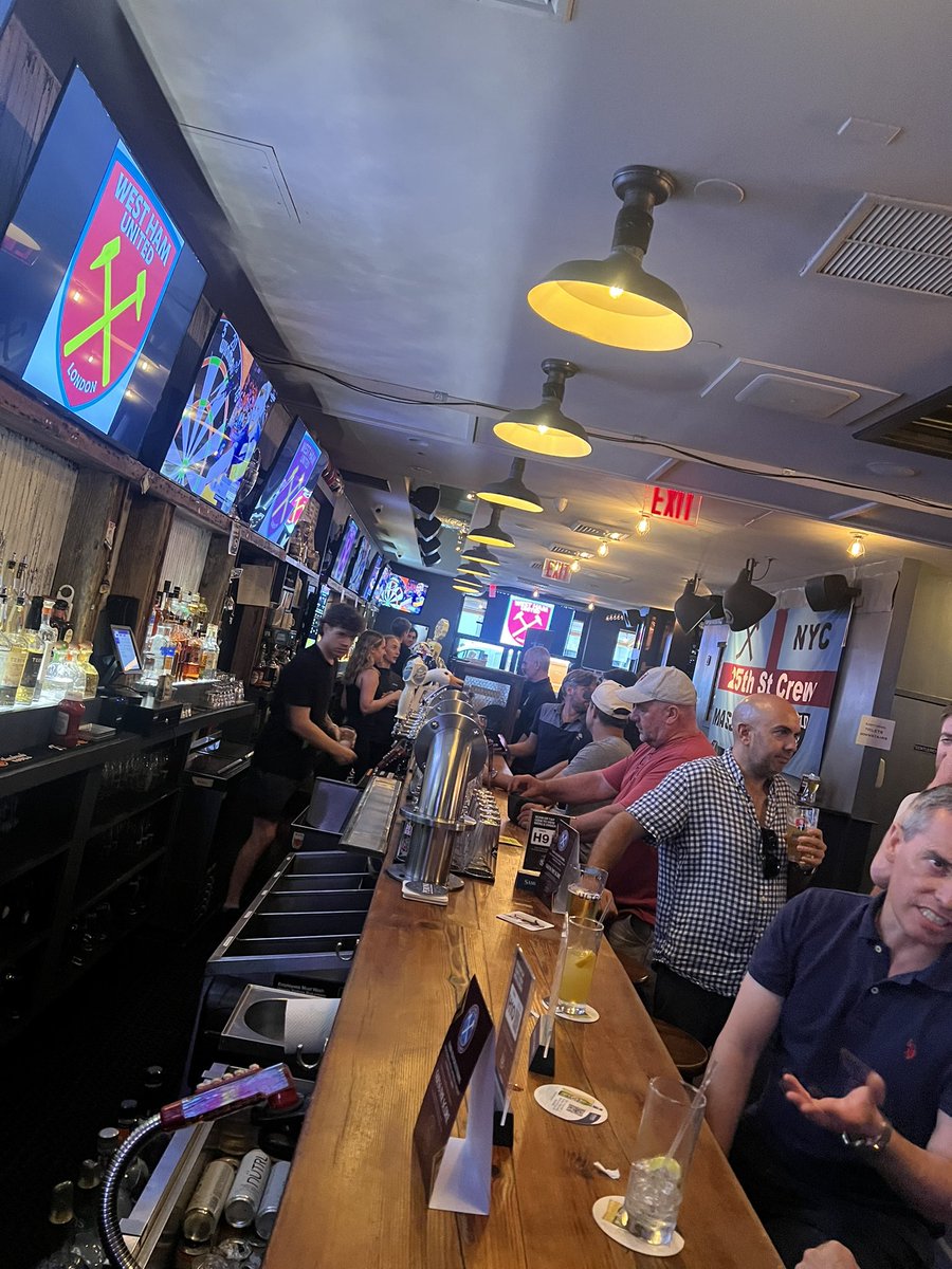 RobPritchard78's tweet image. An afternoon in New York City in 95-degree heat…
Hosting the @NYCHammers and fans from around the US at @SmithfieldNYC tonight 🇺🇸⚒️