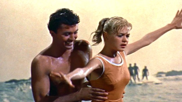 RanesHook's tweet image. #FarOutFriday - GIDGET (1959) - In order to impress summer hunks #JamesDarren & #CliffRobertson, cute beach bunny #SandraDee trains to be the best surfer gal in all of Southern Cali in this summer romp by director #PaulWendkos! youtube.com/watch?v=Y5suc-…