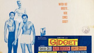RanesHook's tweet image. #FarOutFriday - GIDGET (1959) - In order to impress summer hunks #JamesDarren & #CliffRobertson, cute beach bunny #SandraDee trains to be the best surfer gal in all of Southern Cali in this summer romp by director #PaulWendkos! youtube.com/watch?v=Y5suc-…