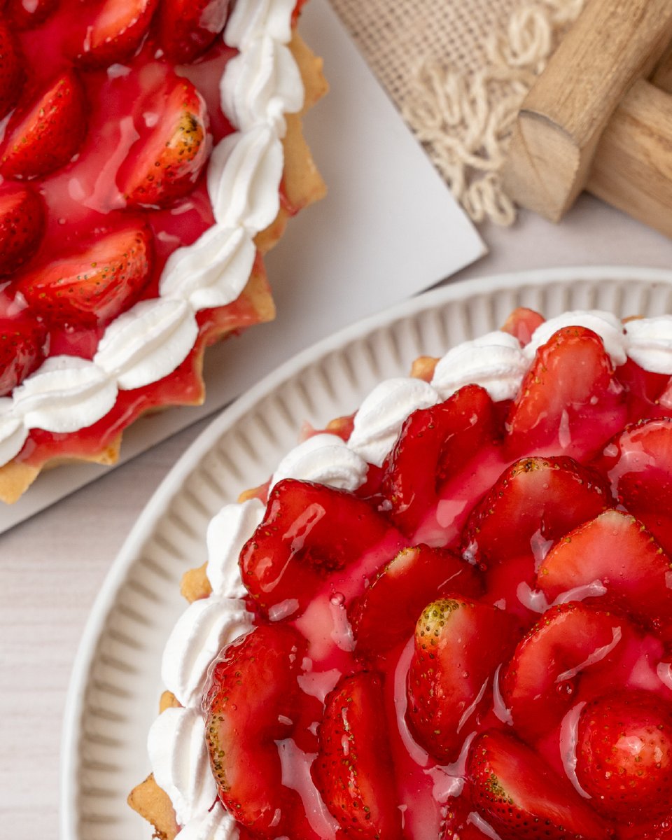 🍓¡Especial de frutillas que enamora!🤩
Disfrutá de nuestra deliciosa Tarta de frutilla, con base crocante, crema chantilly y frutillas frescas.🍓
🍰 Rinde 6 porciones aprox.  – contiene 600 gr. aprox.
💰 Gs. 32.900 la unidad.
📍 Disponible en nuestros locales de #Superseis🍃