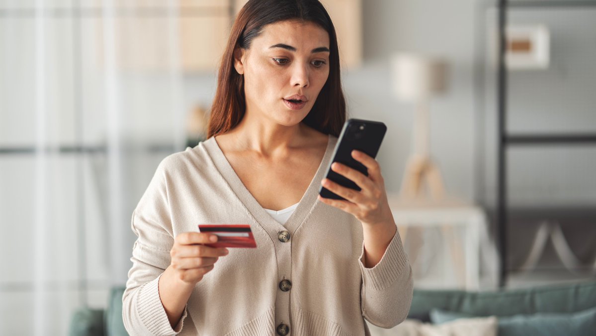 PNS_News's tweet image. Americans have approximately $631 million credit card accounts, with nearly 4 cards per person. 

Those accounts can be a payday for con artists who prey on victims using a new scheme: the card decline #scam. 

pnsne.ws/3TY6YqL