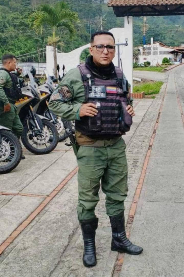 RodriguezAranaJ's tweet image. UN MUERTO Y VARIOS HERIDOS EN ENFRENTAMIENTO ENTRE EL ELN Y LA GNB
GNB/CZ-21
2514:00JUL25
INCIDENCIA NEGATIVA
ENFRENTAMIENTO ENTRE COMISION ADSCRITA AL CZGNB. 21 TACHIRA, GRUPO IRREGULAR (ELN)
Se efectuó enfrentamiento entre una comisión adscrita al CZ.21 Táchira, contra un…