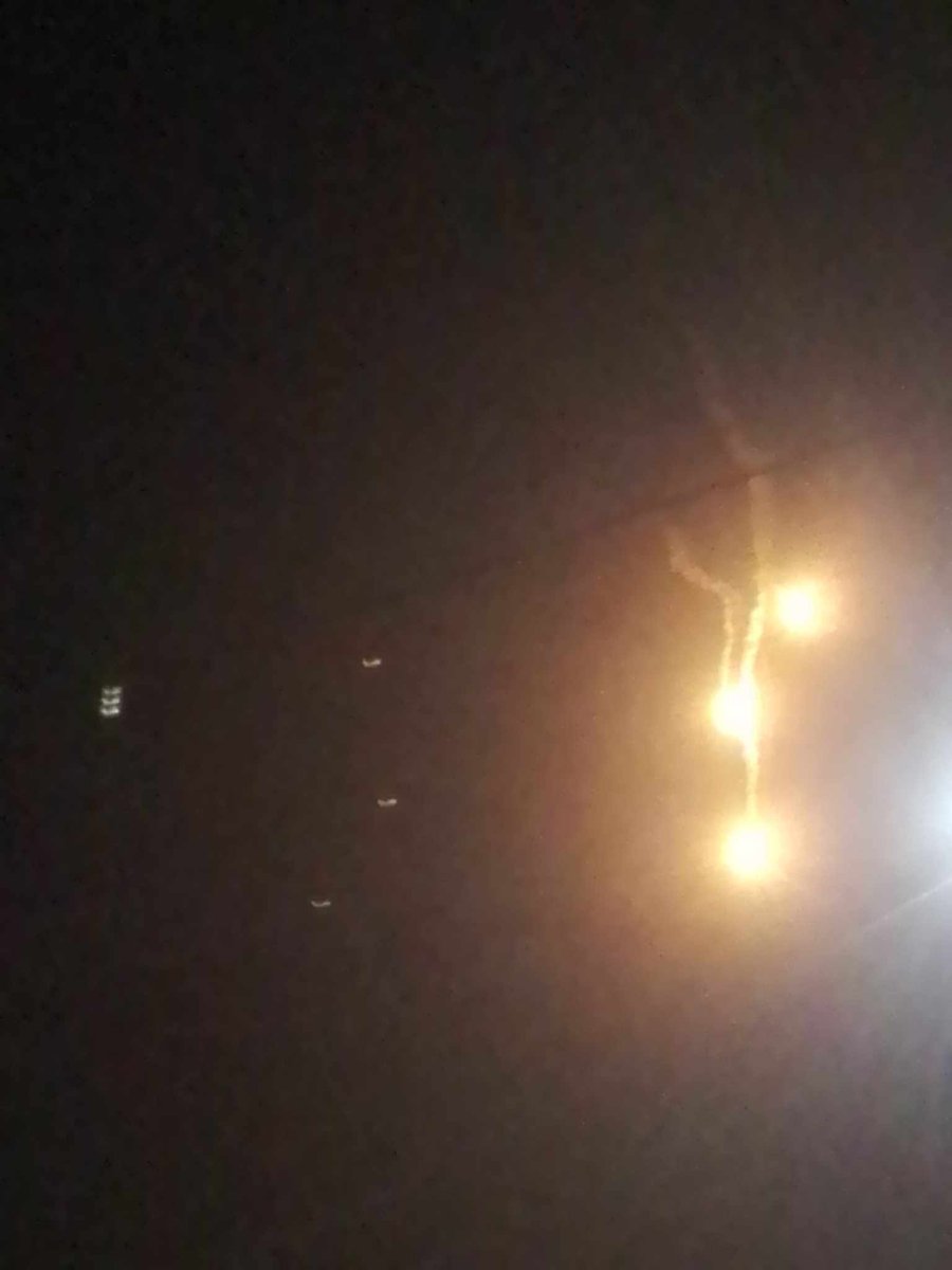 zt5u7's tweet image. #الحسكة |
التحالف الدولي يطلق قنابل مضيئة فوق قرية الحريري بريف #الشدادي جنوب الحسكة