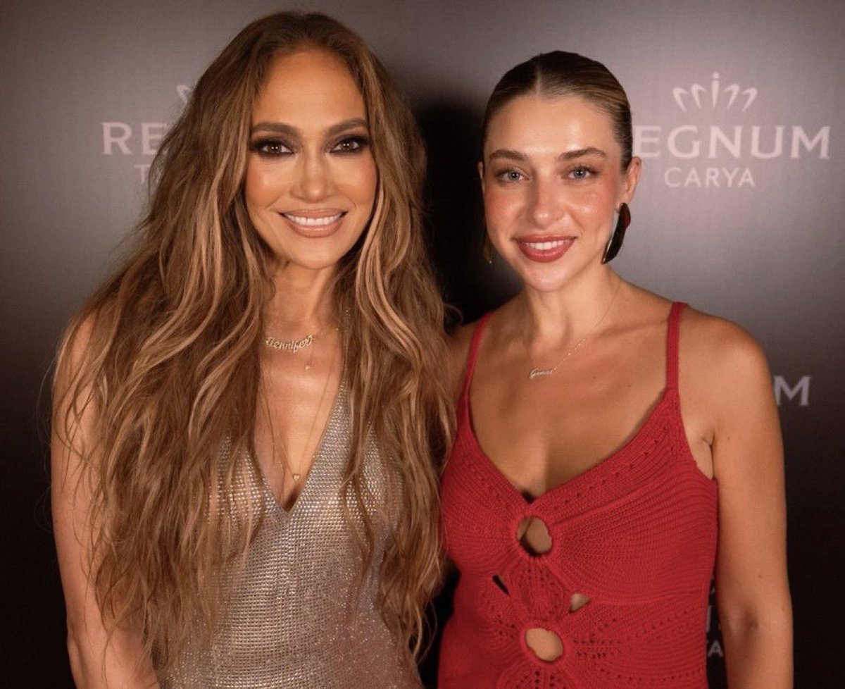 Magazin_Buradaa's tweet image. Gamze Erçel, Jennifer Lopez’in Antalya konserinin ardından ünlü şarkıcıyla buluştu.